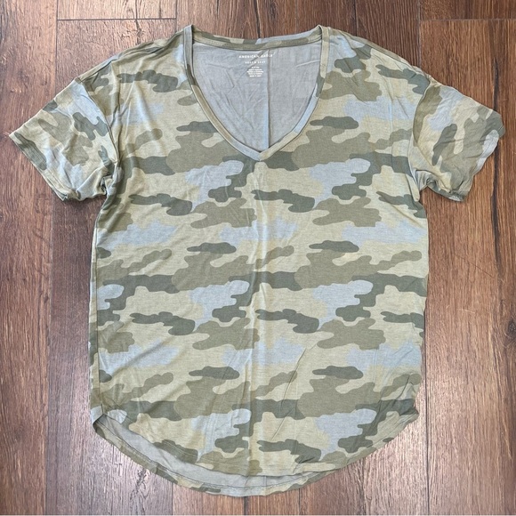 American Eagle, soft and sexy camo V-neck tee SZ SM - Picture 1 of 4